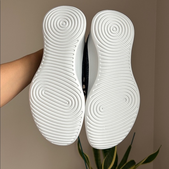 Allbirds Wool Runner Go Shoes - Picture 13 of 17